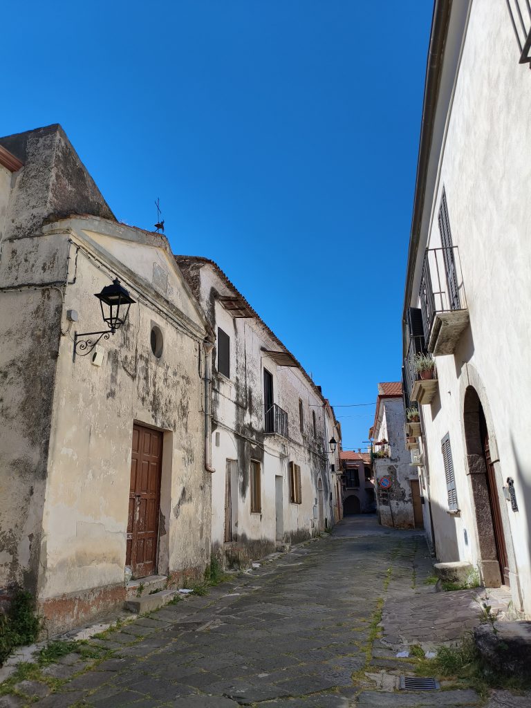 veduta in prospettiva di vicolo del centro storico di falciano del massico