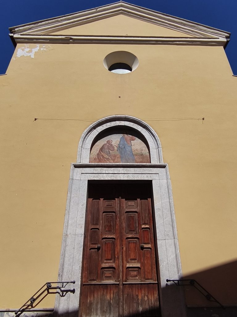 Ingresso principale della Parrocchia Santi Rocco e Martino a Falciano del Massico