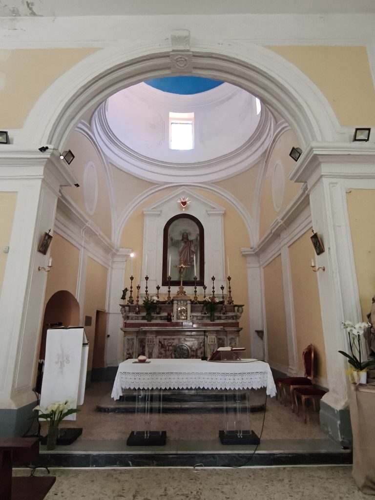 Altare e navata interna della Parrocchia Santi Rocco e Martino a Falciano del Massico