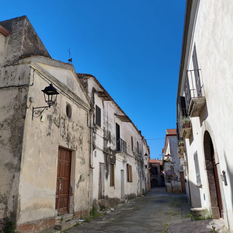 veduta in prospettiva di vicolo del centro storico di falciano del massico