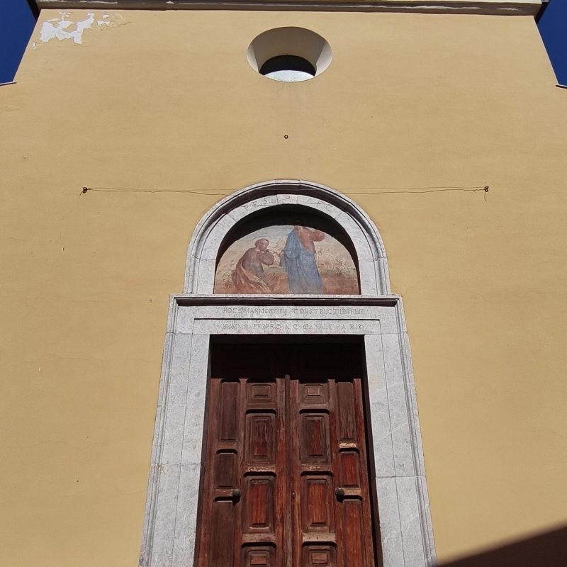 Ingresso principale della Parrocchia Santi Rocco e Martino a Falciano del Massico
