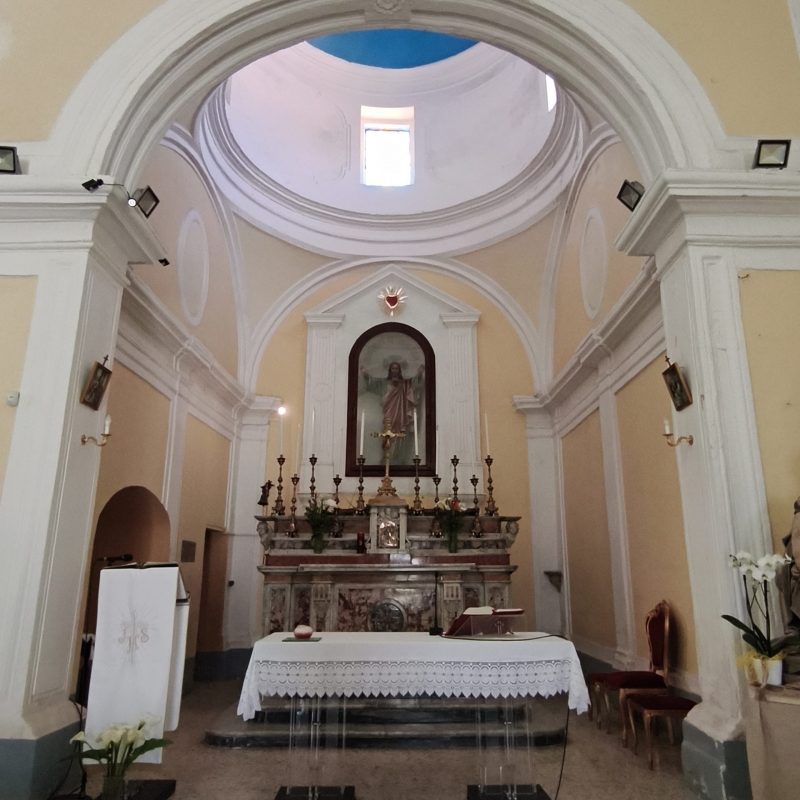 Altare e navata interna della Parrocchia Santi Rocco e Martino a Falciano del Massico